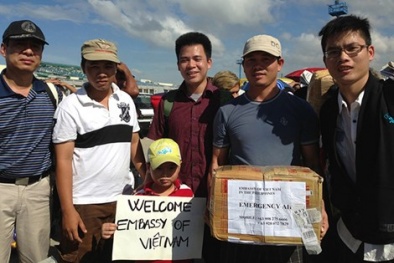 Người Việt Nam hướng đến nạn nhân vùng bão Haiyan